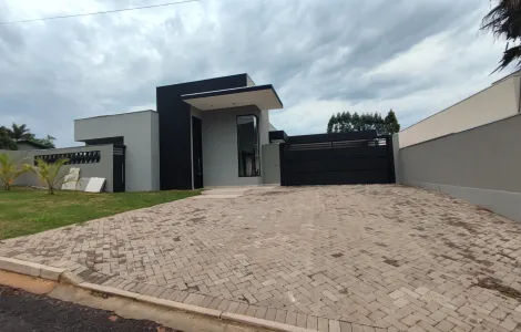 Casa com 3 quartos, 328 m², Lazer com piscina em Condomínio Fechado