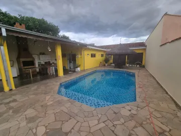 Casa com área de lazer