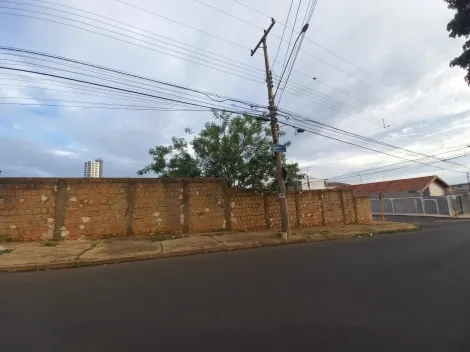 Terreno no Jardim Aeroporto em Bauru em rua comercial de esquina