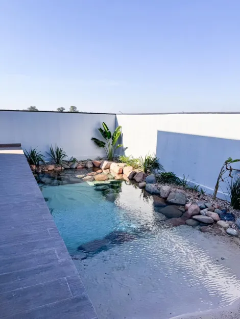 imagem 4 - Casa com 3 quartos suítes moderna alto padrão, piscina natural, área gourmet no Guestier Boutique em Piratininga SP imagem 4 - Casa com 3 quartos suítes moderna alto padrão, piscina natural, área gourmet no Guestier Boutique em Piratininga SP
